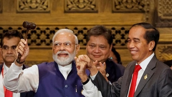 When the Indonesian president was handing over the ceremonial gavel to PM Modi, first, both of them first raised the presidential gavel in the air together. (AFP)