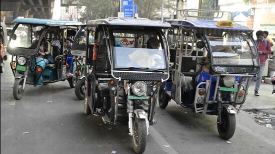 Of the estimated 20,000 e-rickshaws plying on city roads, only a few hundred have been registered (Gurpreet Singh/HT) Of the estimated 20,000 e-rickshaws plying on city roads, only a few hundred have been registered (Gurpreet Singh/HT)