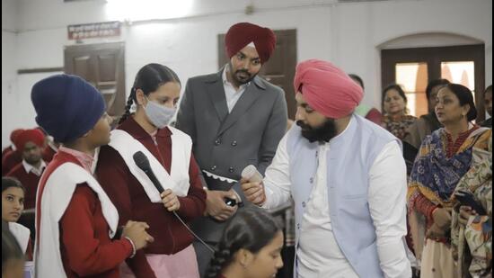 State minister Harjot Bains interacting with students at the government school in Dakha, Ludhiana. (HT Photo)