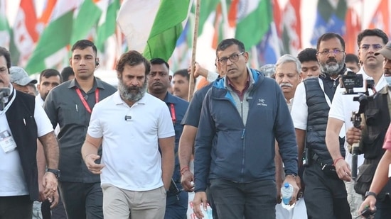 Former RBI governor Raghuram Rajan walks with Congress leader Rahul Gandhi at the Bharat Jodo Yatra.(Twitter / @AmritaDhawan1) Former RBI governor Raghuram Rajan walks with Congress leader Rahul Gandhi at the Bharat Jodo Yatra.(Twitter / @AmritaDhawan1)