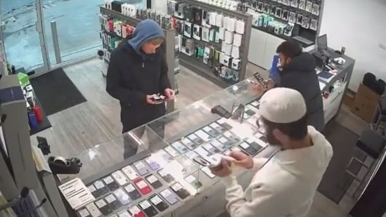 The thief sporting a hoodie and disguising as a customer.(Twitter/@NoContextBrits)