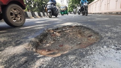 K'taka HC directs state to file FIR in complaints about pothole deaths: Report K'taka HC directs state to file FIR in complaints about pothole deaths: Report
