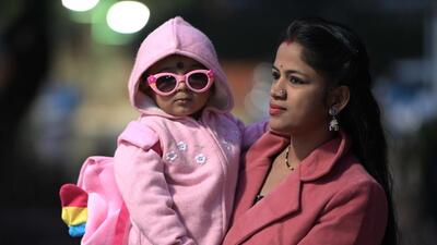 A woman and her daughter bundled up in warm clothes to beat the chill at Rose Garden in Sector 16, Chandigarh. (Keshav Singh/HT)