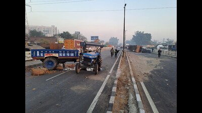 Due to the accident on the Dera Bassi flyover, the road was blocked for several hours on both sides, leading to long traffic jams. (HT Photo)