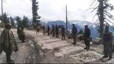 Indian army rescued 30 passengers after 15 vehicles stuck on snow-bound Mughal Road late on Tuesday night. The Mughal Road connects Rajouri and Poonch with Shopian in South Kashmir (HT FIle)