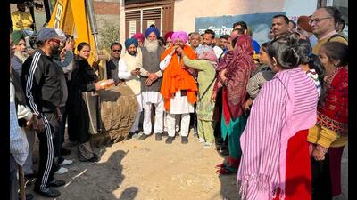 Ludhiana East MLA Daljit Singh Grewal inaugurating streets constructed with interlocking tiles in Ward Number 13. (HT PHOTO) Ludhiana East MLA Daljit Singh Grewal inaugurating streets constructed with interlocking tiles in Ward Number 13. (HT PHOTO)
