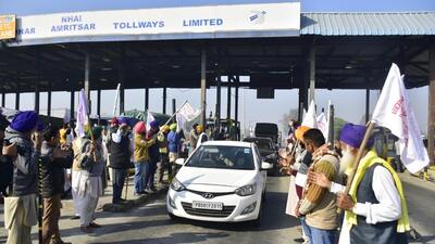 Members of the Kisan Mazdoor Sangharsh Committee (KMSC) laying siege to a toll plaza in Amritsar district on Thursday to intensify their protest against the Bhagwant Mann-led Aam Aadmi Party government, who they accused of ignoring their demands. (Sameer Sehgal/HT) Members of the Kisan Mazdoor Sangharsh Committee (KMSC) laying siege to a toll plaza in Amritsar district on Thursday to intensify their protest against the Bhagwant Mann-led Aam Aadmi Party government, who they accused of ignoring their demands. (Sameer Sehgal/HT)