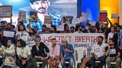 One of the protesters alleged that “they were forced to hit the street after the director crossed all limits.” (HT Phote)