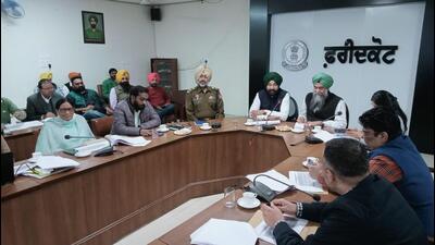 Punjab Vidhan Sabha speaker Kultar Singh Sandhwan and Faridkot SSP Rajpal Singh during a meeting on Thursday. (HT Photo)