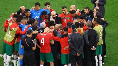 FIFA World Cup Qatar 2022 - France v Morocco - Morocco coach Walid Regragui talks with his players after the match REUTERS/Hannah Mckay (REUTERS)