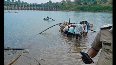 The bodies of the four villagers have been fished out from Neera river and have been sent for post mortem. (HT PHOTO) The bodies of the four villagers have been fished out from Neera river and have been sent for post mortem. (HT PHOTO)