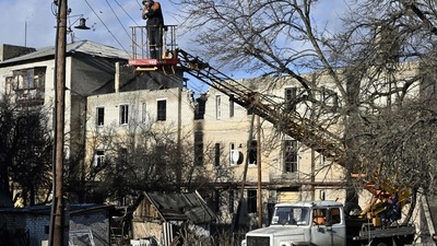 Russia-Ukraine War: Workers repair power lines in the town of Lyman, Donetsk region. (AFP)
