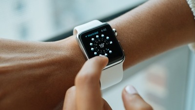 Cool Gadgets: If you have tech-savvy teens within your circle then you can impress them by giving them items like a drone, a good pair of headphones, a smartwatch, a camera, speakers, etc.&nbsp; (Unsplash)