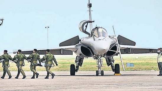 The last of the 36 IAF Rafales landed in India after a quick enroute sip from a UAE Air Force tanker. (File) (HT Photo)