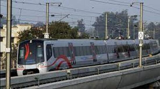 Metro said that the funds raised will be utilised to pay an arbritral award of <span class='webrupee'>₹</span>4,500 crore to the Anil Ambani-controlled Delhi Airport Metro Express Private Limited (DAMEPL) (HT Photo)