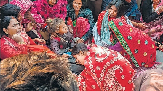 Saran: Family members and relatives of people, who died after consuming allegedly spurious liquor mourn near their mortal remains, at Ishuapur police station area in Bihar's Saran district, Wednesday, Dec. 14, 2022. (PTI Photo)(PTI12_14_2022_000243A) (PTI)