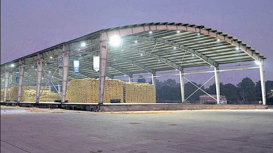 The market in Sector 39 was planned in 2002 to decongest the Sector-26 grain market, where there is no more room for expansion. (Keshav Singh/HT)