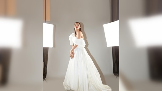 This is the perfect wedding dress for the season. Brides-to-be, take notes.(Instagram/@malaikaaroraofficial)
