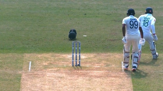 As India's innings got underway on Day 2, what caught the attention of fans was the Men in Blue getting awarded with five penalty runs for Bangladesh's mistake in the field. (twitter)