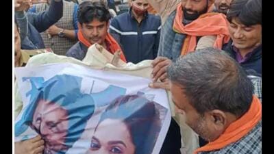 ABHM activists protesting against the movie ‘Pathaan’ near a cinema hall in Agra on Friday. (HT Photo) ABHM activists protesting against the movie ‘Pathaan’ near a cinema hall in Agra on Friday. (HT Photo)