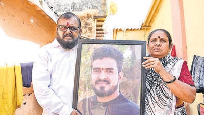 Navi Mumbai, India - December 16, 2022: Parents of 27-year-old Vicky Ingale with his photo. Former NMMC commissioner and six doctors booked by Vashi police for causing death by negligence of Vicky Ingale in the year 2019, at Turbhe, in Navi Mumbai, India, on Friday. (Bachchan Kumar/HT PHOTO) Navi Mumbai, India - December 16, 2022: Parents of 27-year-old Vicky Ingale with his photo. Former NMMC commissioner and six doctors booked by Vashi police for causing death by negligence of Vicky Ingale in the year 2019, at Turbhe, in Navi Mumbai, India, on Friday. (Bachchan Kumar/HT PHOTO)