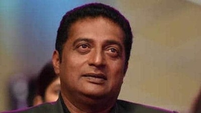Prakash Raj slams protesters for burning effigies of SRK and Deepika Prakash Raj slams protesters for burning effigies of SRK and Deepika