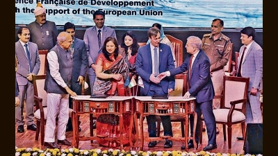 The final project agreement between Chandigarh MC and Agence Francaise de Developpement was signed at Punjab Raj Bhawan on Friday. (Keshav Singh/HT) The final project agreement between Chandigarh MC and Agence Francaise de Developpement was signed at Punjab Raj Bhawan on Friday. (Keshav Singh/HT)