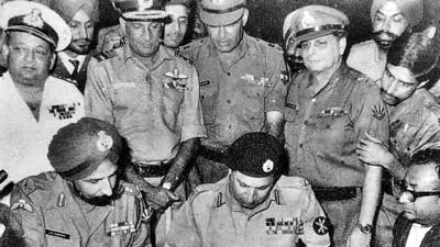 The iconic image of Lt Gen Niazi and Lt Gen Arora that sealed the end of the war. (Wikimedia Commons) The iconic image of Lt Gen Niazi and Lt Gen Arora that sealed the end of the war. (Wikimedia Commons)
