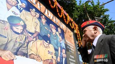 The wall was unveiled by Lt Gen GL Bakshi, Param Vishisht Seva Medal recipient, and Col AK Tara, Vir Chakra recipient, both of whom reside in Arun Vihar and fought in the war. (Sunnl Ghosh/HT Photo) The wall was unveiled by Lt Gen GL Bakshi, Param Vishisht Seva Medal recipient, and Col AK Tara, Vir Chakra recipient, both of whom reside in Arun Vihar and fought in the war. (Sunnl Ghosh/HT Photo)