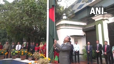 Andalib Elias, Deputy High Commissioner of Bangladesh hoists the country's flag at the Bangladesh Deputy High Commission in Kolkata on the occasion of Vijay Diwas. 