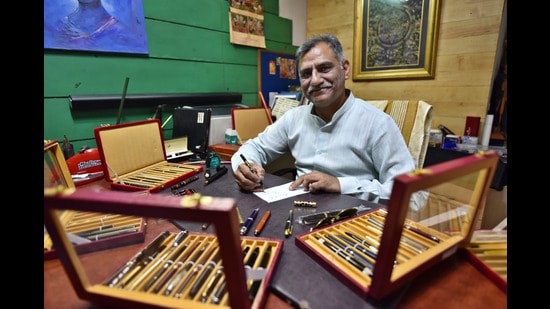 Ashok Jain who has a collection of more than 4000 pens, at Daryaganj, New Delhi in a picture dated May 8, 2019. (Sanchit Khanna/HT PHOTO) Ashok Jain who has a collection of more than 4000 pens, at Daryaganj, New Delhi in a picture dated May 8, 2019. (Sanchit Khanna/HT PHOTO)