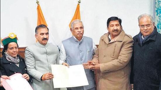 Chief minister Sukhwinder Singh Sukhu (second from left), his deputy Mukesh Agnihotri (second from right) with governor RV Arlekar and Congress leaders Bhupesh Baghel and Pratibha Singh while staking claim to form the government after winning the December 8 assembly elections. (HT file photo)