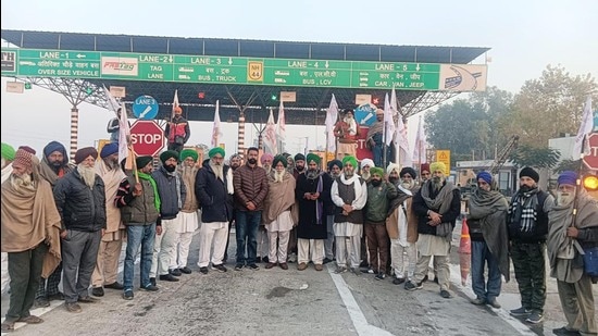 Farmers protest at Chollang toll plaza in district Hoshiarpur, Amritsar on Friday. (Photo by /Hindustan Times)