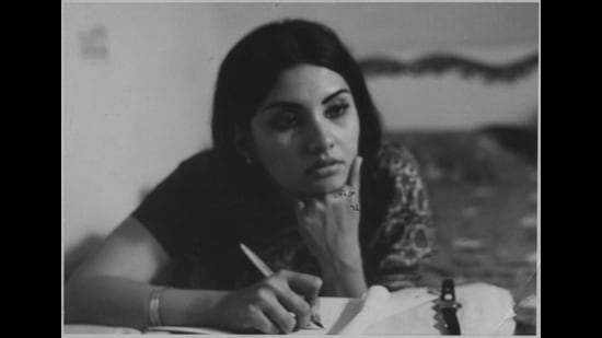 Fluidity and style: Actor Vidya Sinha jotting down notes in a picture dated 03 February 1989. (HT Photo) Fluidity and style: Actor Vidya Sinha jotting down notes in a picture dated 03 February 1989. (HT Photo)