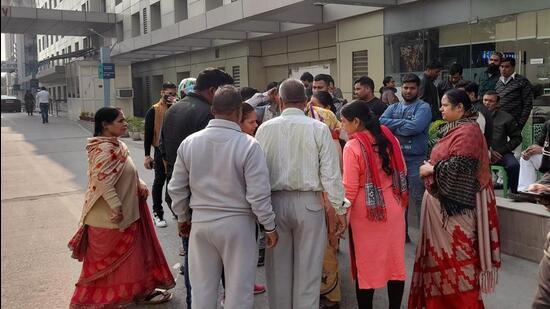 The family members of the minor outside Max Hospital in Vaishali in Ghaziabad on November 29. (HT Photo)