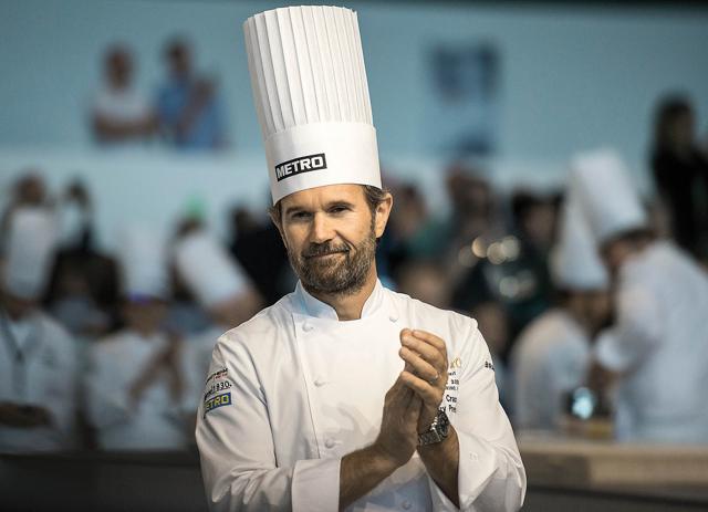Chef Carlo Cracco was attacked by the elders of Amatrice when he added garlic to Amatriciana Chef Carlo Cracco was attacked by the elders of Amatrice when he added garlic to Amatriciana