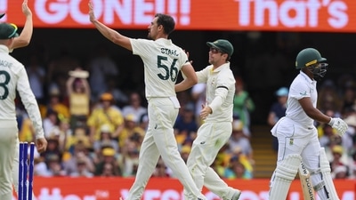 Australia's Mitchell Starc, centre, is congratulated by teammates after taking the wicket of South Africa's Temba Bavuma, right, during the first cricket test between South Africa and Australia at the Gabba in Brisbane, Australia, Saturday, Dec.17, 2022. (AP)