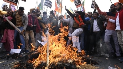 BJP supporters held placards while registering their anger against the Pakistani foreign minister. (Deepak Gupta/Hindustan Times) BJP supporters held placards while registering their anger against the Pakistani foreign minister. (Deepak Gupta/Hindustan Times)