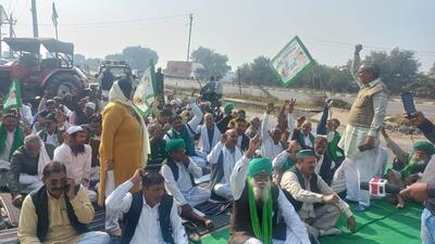 Farmers raising slogans at the Gharaunda residence of the local MLA Harvinder Kalyan in Karnal. (HT Photo) Farmers raising slogans at the Gharaunda residence of the local MLA Harvinder Kalyan in Karnal. (HT Photo)