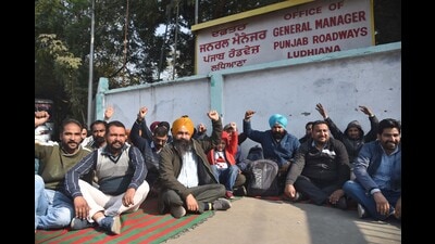 Punjab roadways and PRTC employees protesting against state government at the bus stand in Ludhiana on Saturday. (Harvinder Singh/HT)