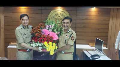 Ritesh Kumar (left), a 1992 batch IPS officer, took charge as the new commissioner of Pune police from Amitabh Gupta on Friday. (HT PHOTO)