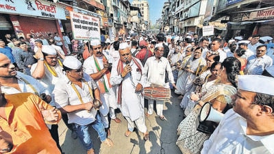 Thane, India - December 17, 2022: Thane BJP, Balasahebanchi Shivsena (Shinde Group) and Warkari community stage a protest rally from Thane Market to Thane Station against Shiv Sena (UBT) leader Sushma Andhare for her controversial statement on Hinduism, saints and Warkari sect, in Thane, Mumbai, India, on Saturday, December 17, 2022. (Praful Gangurde/HT Photo) (HT PHOTO) Thane, India - December 17, 2022: Thane BJP, Balasahebanchi Shivsena (Shinde Group) and Warkari community stage a protest rally from Thane Market to Thane Station against Shiv Sena (UBT) leader Sushma Andhare for her controversial statement on Hinduism, saints and Warkari sect, in Thane, Mumbai, India, on Saturday, December 17, 2022. (Praful Gangurde/HT Photo) (HT PHOTO)
