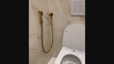 The image shows an example of YouTuber's ‘toilet bum shower’ that he discovered during the FIFA World Cup in Qatar. (Twitter/@young_financier)