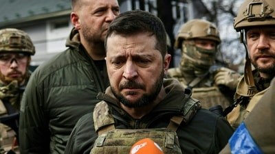 Ukrainian President Volodymyr Zelensky (C) speaks to media on April 4, 2022. (Photo by RONALDO SCHEMIDT/AFP) (AFP) Ukrainian President Volodymyr Zelensky (C) speaks to media on April 4, 2022. (Photo by RONALDO SCHEMIDT/AFP) (AFP)