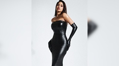 Janhvi Kapoor's neutral glam makeup complimented her overall look. The cherry on the top was the elbow-high gloves. (Instagram/@janhvikapoor) Janhvi Kapoor's neutral glam makeup complimented her overall look. The cherry on the top was the elbow-high gloves. (Instagram/@janhvikapoor)