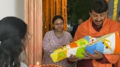 Manoj Tiwari posted a video of how his newborn daughter was welcomed to the house.