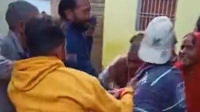 Locals assaulting pregnant woman and her husband in Jalaun, UP.