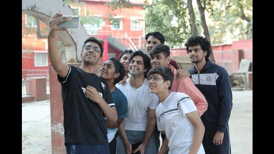 The Mismatched actor posed for a groupfie with the students of Hansraj College. (Photo: Manoj Verma/HT)