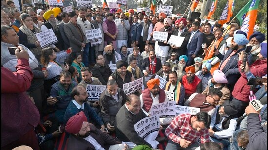 Bharatiya Janata Party workers staging the protest at the Jagraon Bridge in Ludhiana on Saturday. (Gurpreet Singh/HT)