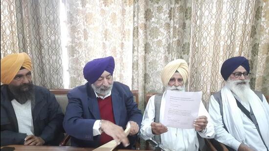 Former Haryana gurdwara body president Jagdish Singh Jhinda addressing a press conference in Yamunanagar. (HT Photo)